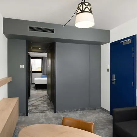 Mercure Castle Hill 4*