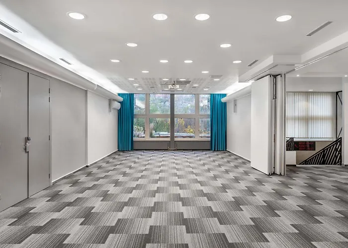 Mercure Castle Hill 4*