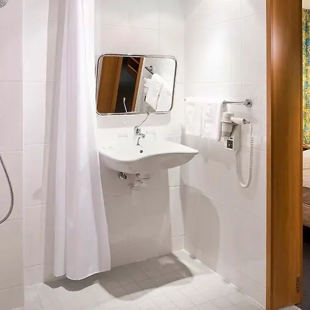 Mercure Castle Hill 4*