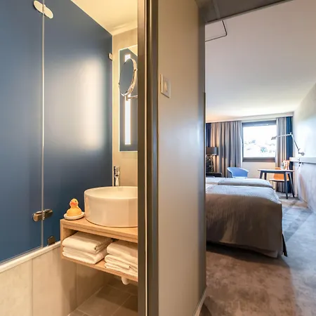 Mercure Castle Hill 4*